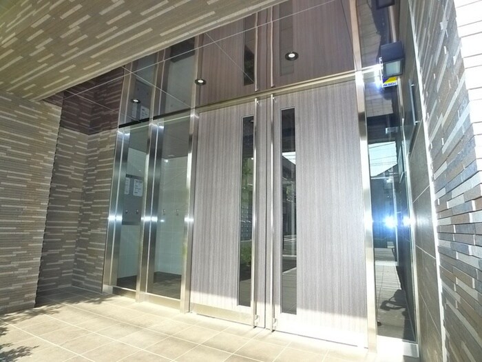 物件外観写真2　(エントランス部分)