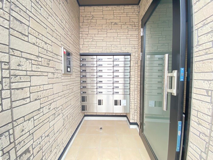 物件外観写真6　(エントランス部分)