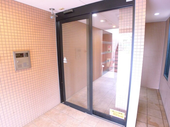 物件外観写真2　(エントランス部分)