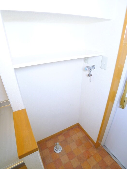 物件内観写真11　(洗濯機置場)