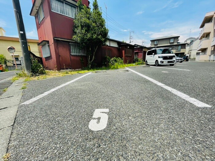 物件外観写真5　(駐車場)