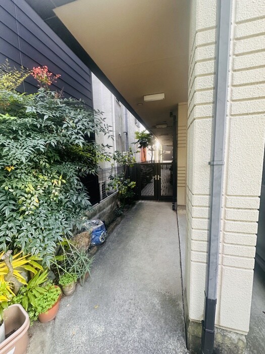 物件外観写真2　(エントランス部分)