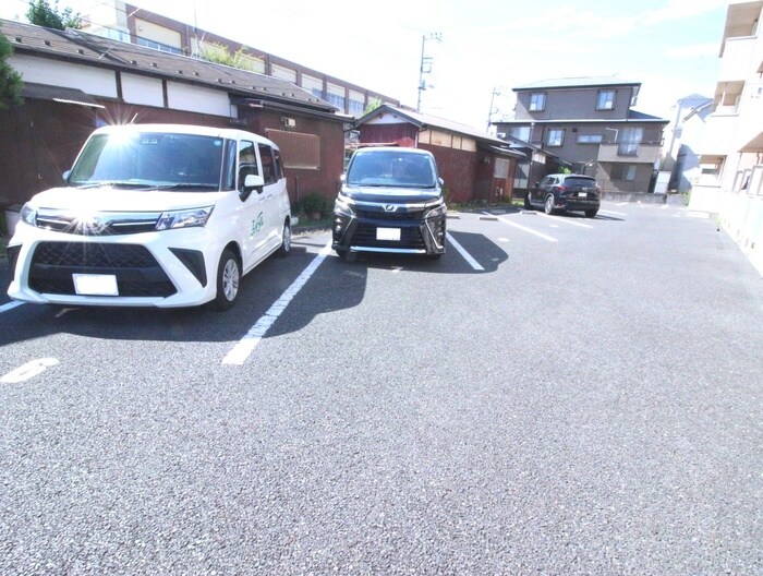 物件外観写真5　(駐車場)
