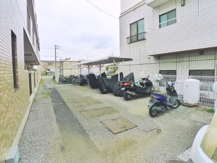 物件外観写真4　(バイク置き場)