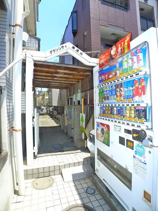 物件外観写真4　(エントランス部分)