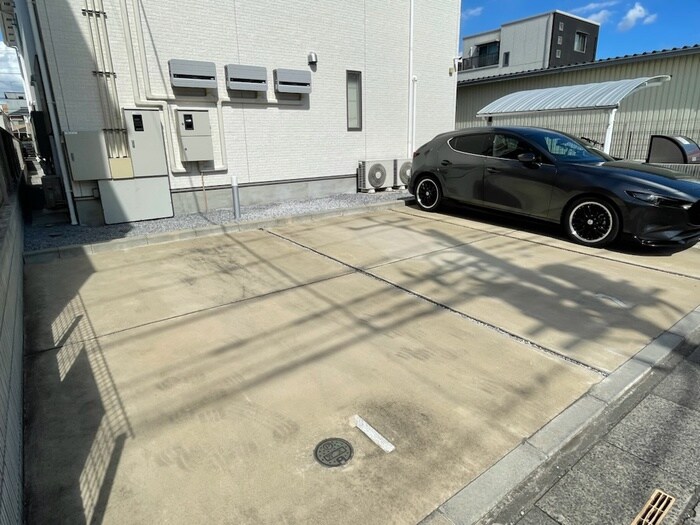 物件外観写真4　(駐車場)