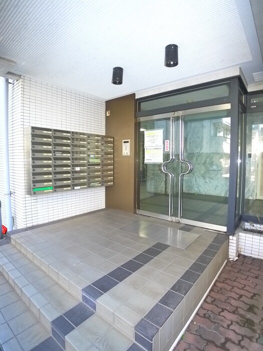物件外観写真5　(エントランス部分)
