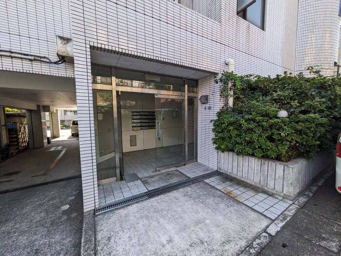 物件外観写真3　(エントランス部分)