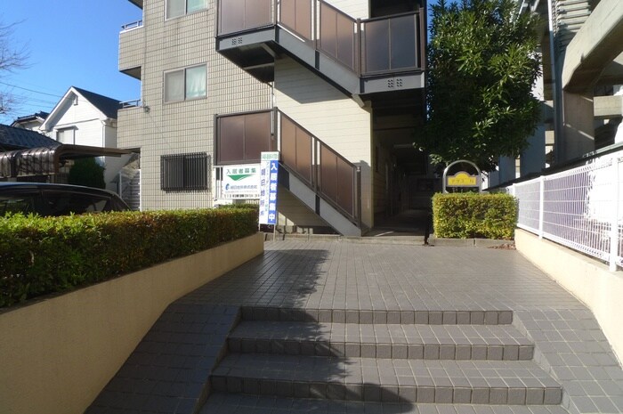 物件外観写真3　(エントランス部分)