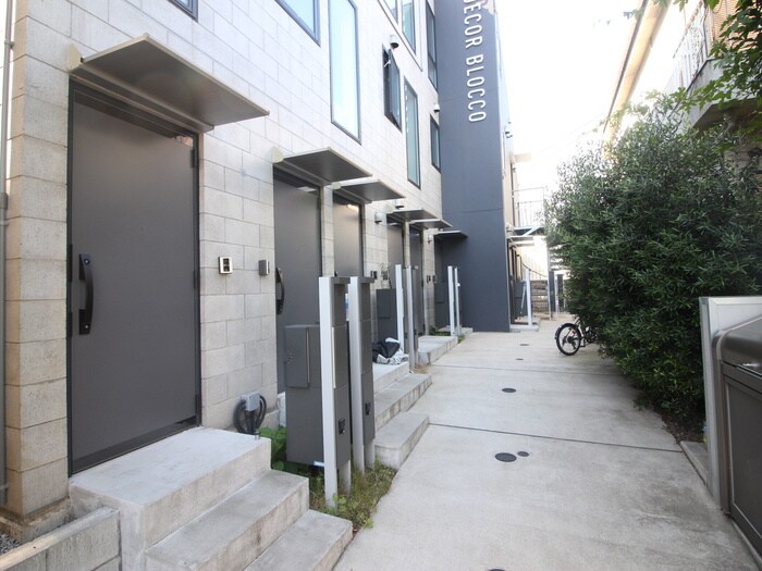 物件外観写真6　(エントランス部分)