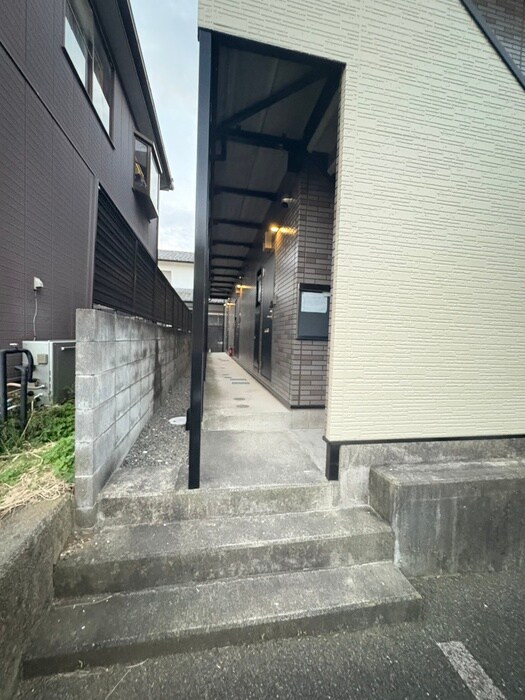 物件外観写真3　(エントランス部分)