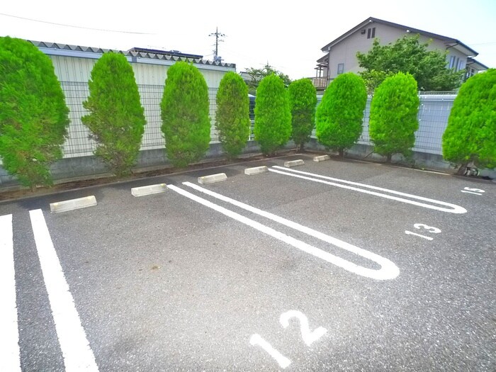 物件外観写真5　(駐車場)