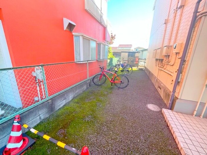 物件外観写真2　(駐輪場)