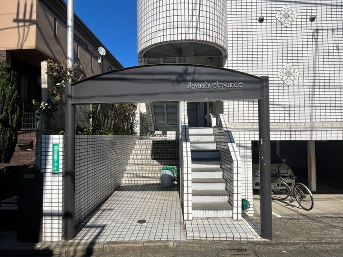 物件外観写真3　(エントランス部分)