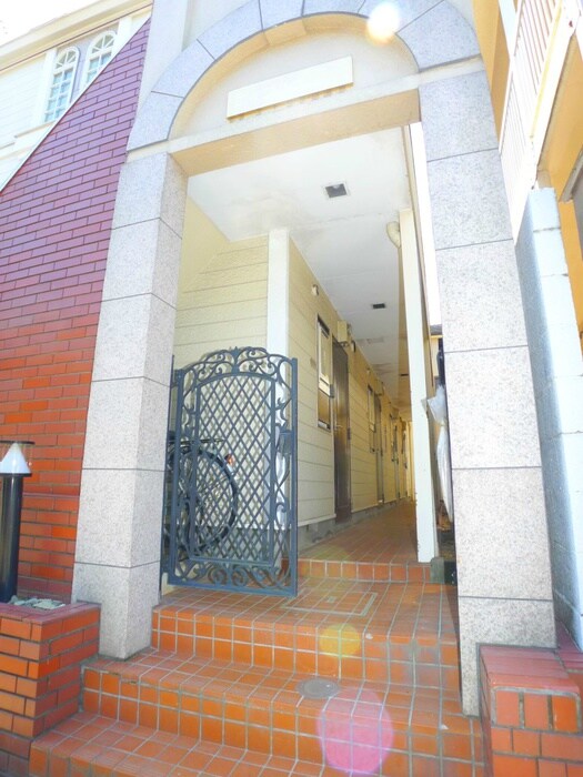 物件外観写真3　(エントランス部分)