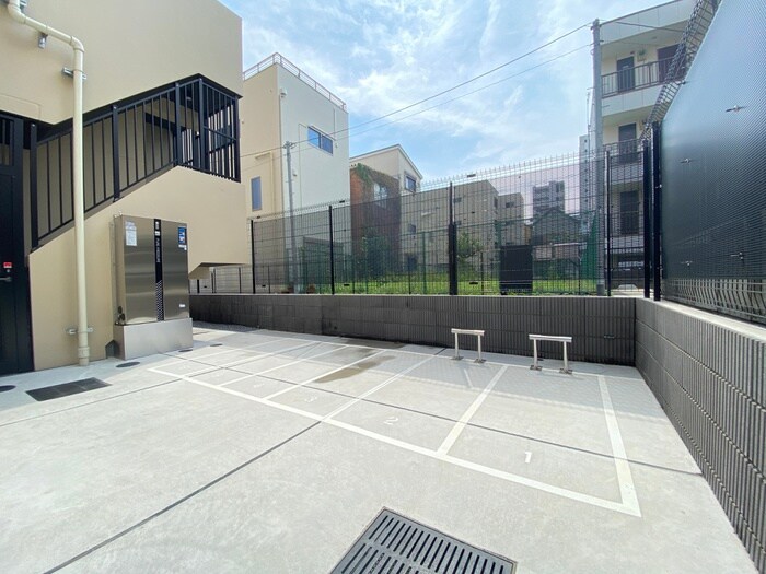 物件外観写真5　(バイク置き場)