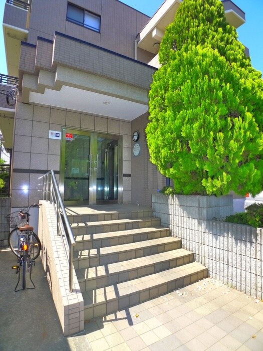 物件外観写真3　(エントランス部分)