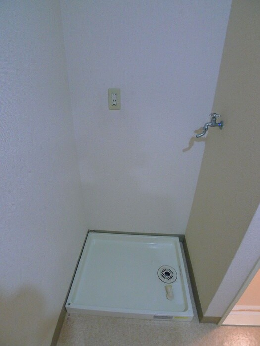 物件内観写真16　(洗濯機置場)