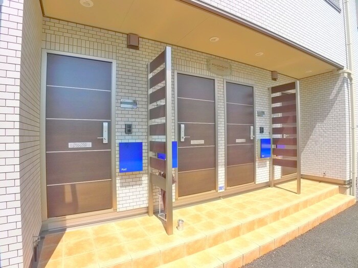 物件外観写真2　(エントランス部分)