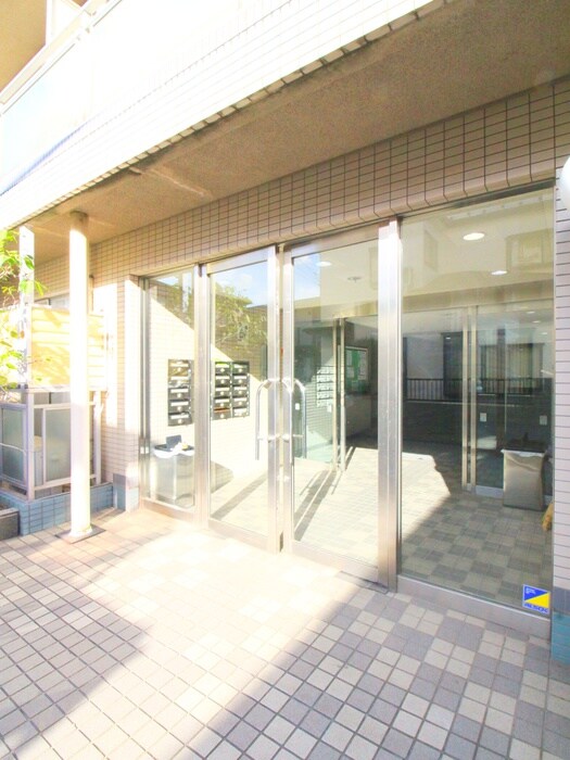 物件外観写真2　(エントランス部分)