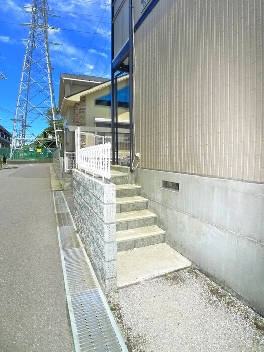 物件外観写真5　(エントランス部分)