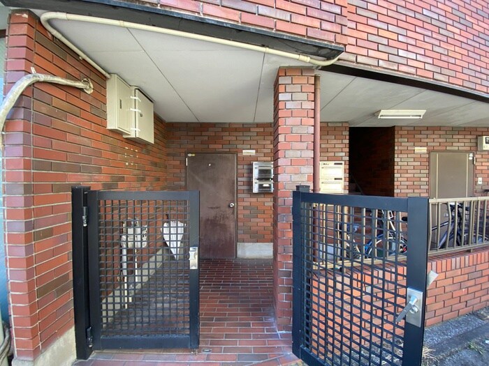 物件外観写真3　(エントランス部分)