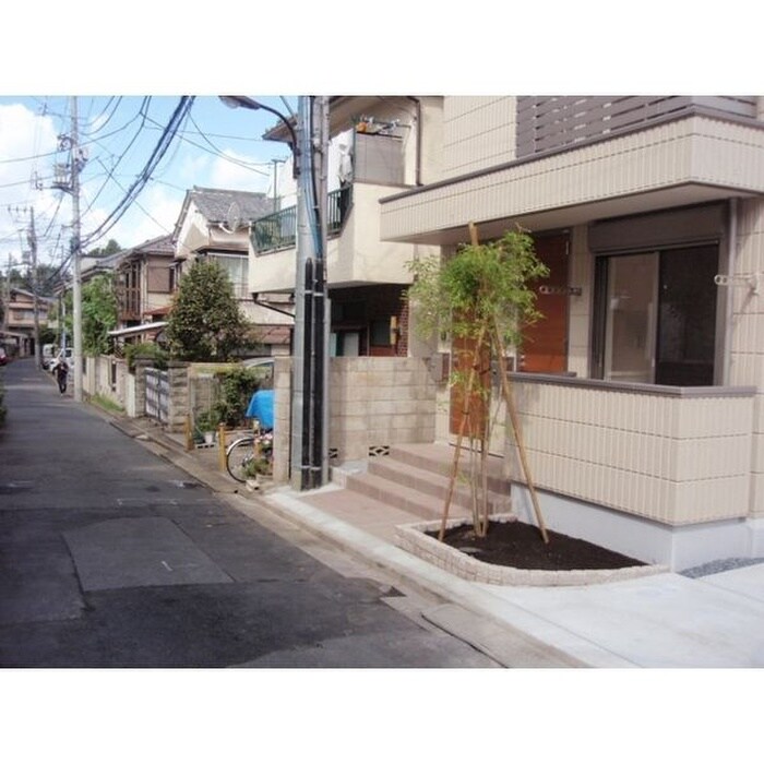 物件外観写真3　(エントランス部分)