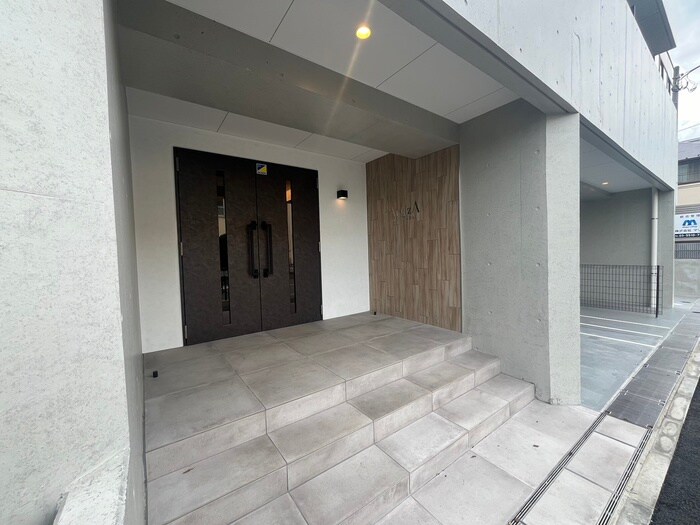 物件外観写真2　(エントランス部分)