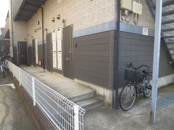 物件外観写真2　(エントランス部分)