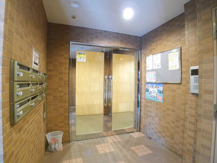 物件外観写真2　(エントランス部分)