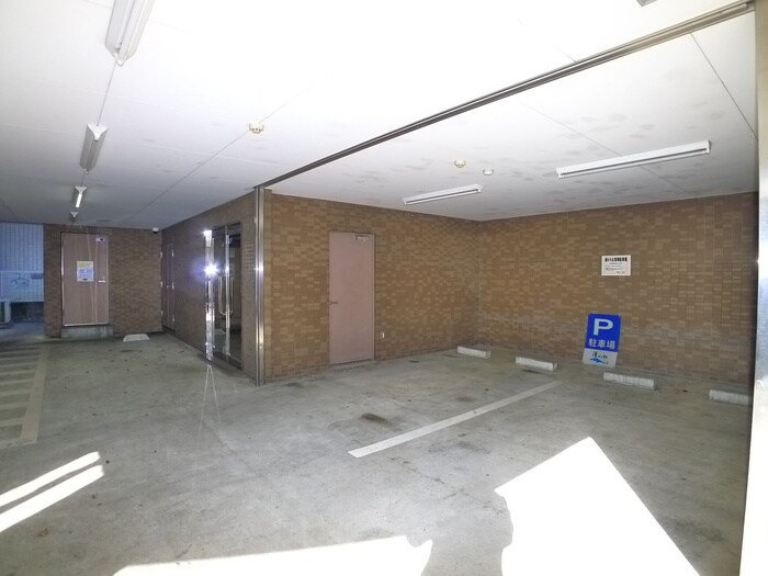 物件外観写真3　(駐車場)