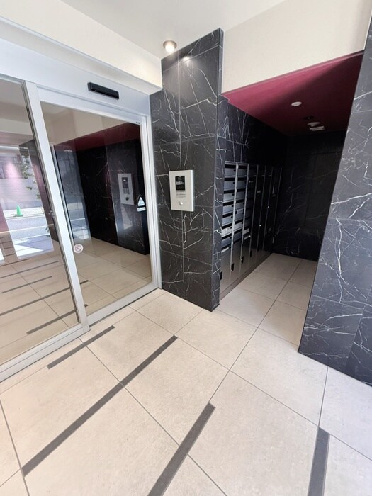 物件外観写真6　(エントランス部分)