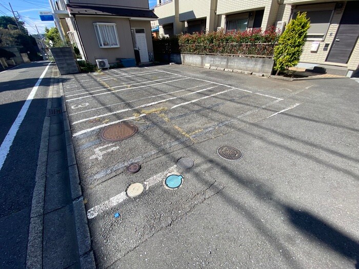 物件外観写真3　(駐車場)