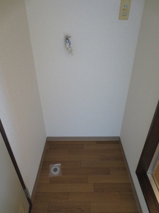 物件内観写真13　(洗濯機置場)