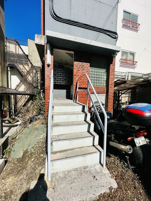 物件外観写真2　(エントランス部分)