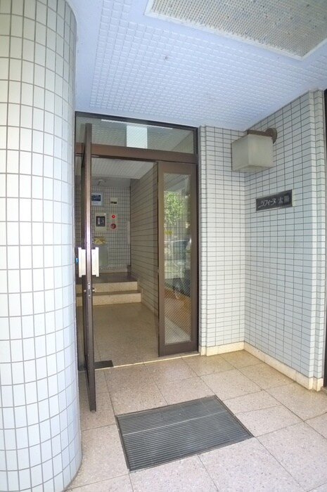 物件外観写真3　(エントランス部分)