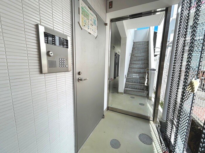 物件外観写真4　(エントランス部分)