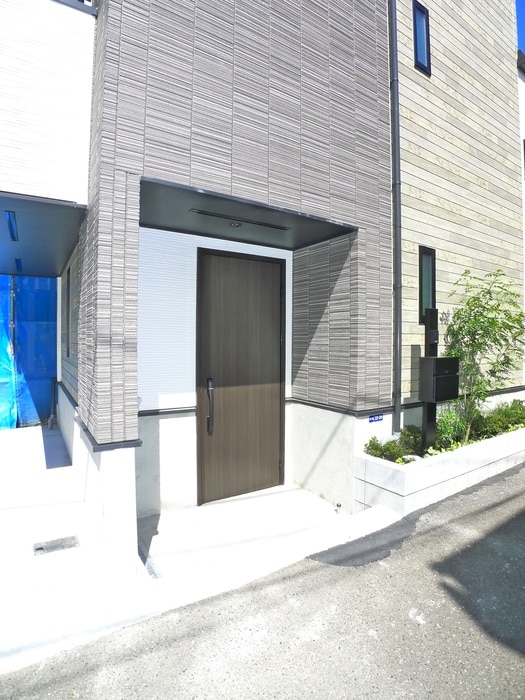 物件外観写真2　(エントランス部分)