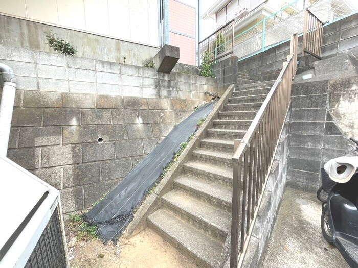 物件外観写真4　(エントランス部分)