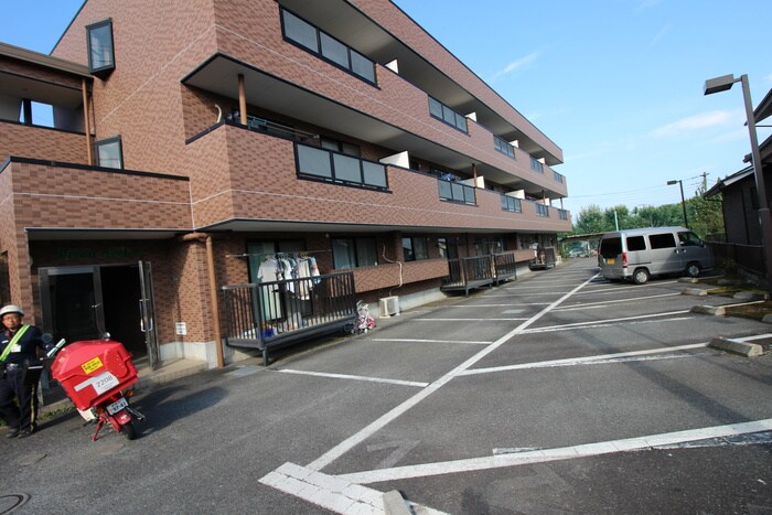 物件外観写真4　(駐車場)