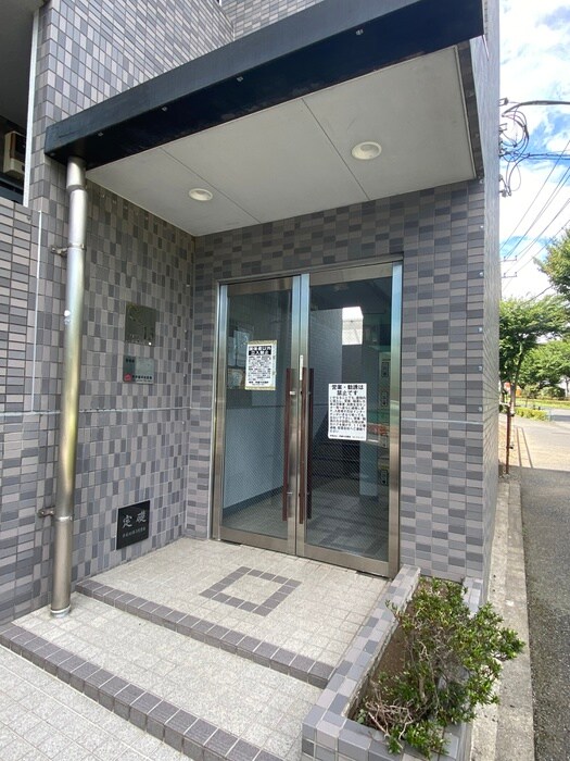 物件外観写真3　(エントランス部分)