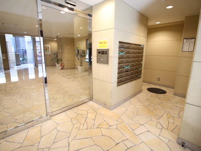 物件外観写真6　(エントランス部分)