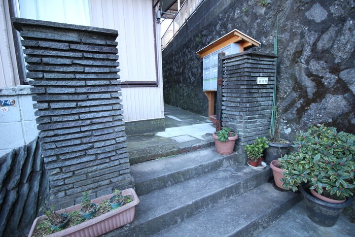 物件外観写真2　(エントランス部分)