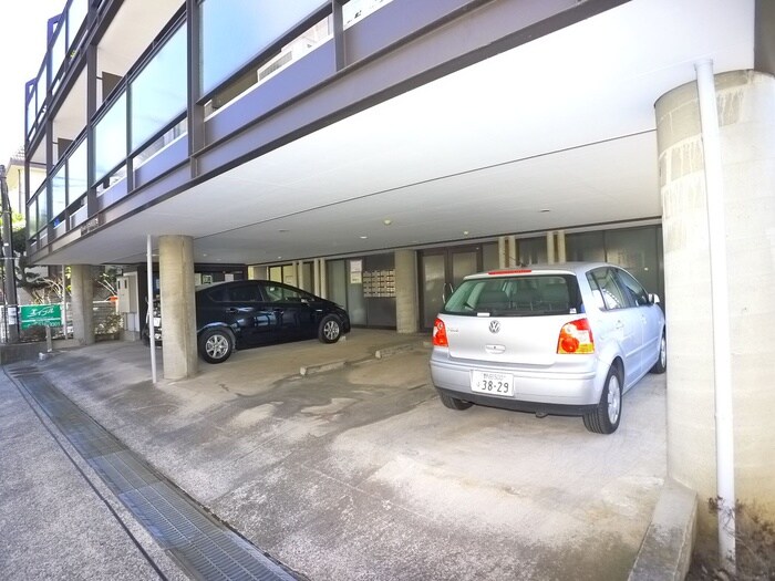 物件外観写真4　(駐車場)