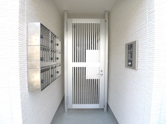 物件外観写真2　(エントランス部分)