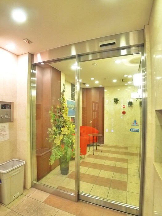 物件外観写真2　(エントランス部分)