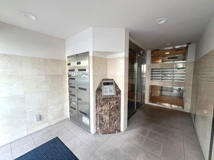 物件外観写真5　(エントランス部分)