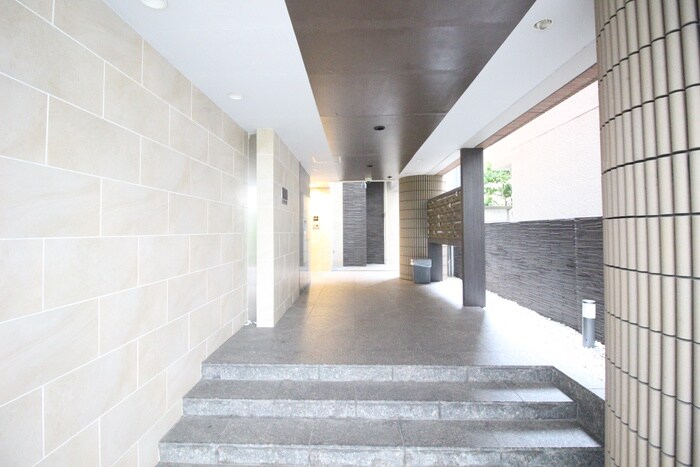 物件外観写真3　(エントランス部分)