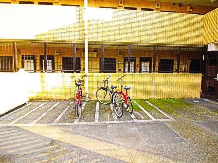 物件外観写真6　(駐輪場)