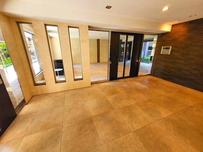 物件外観写真2　(エントランス部分)